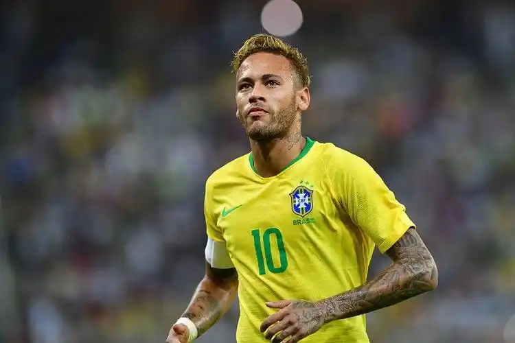 在场上奋力 在场上奋力